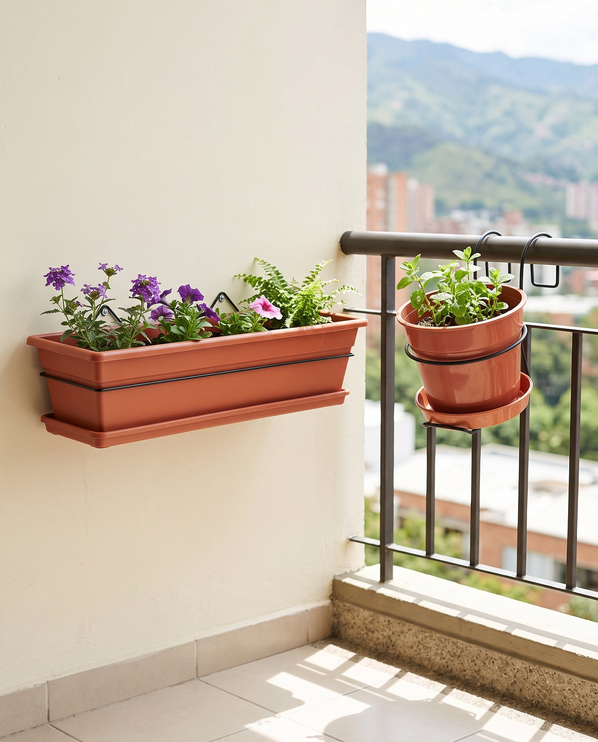 Soportes de balcón y pared con jardinera y matera